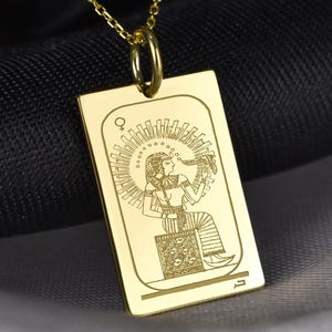 Könnte beinhalten: Rustikales Holzschild mit dem weißen Schriftzug "Welcome to our home". Das Schild hat eine Used-Optik und ein schlichtes, einladendes Design, perfekt für den Eingangsbereich.