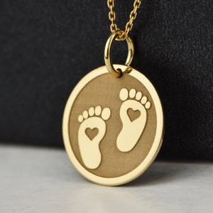 14K Solid Gold Baby Foot Necklace, Prezent na Baby Shower, Wisiorek w kształcie stóp dziecka, Urok stóp dziecka dla nowej mamy, Spersonalizowany naszyjnik z monetą matki