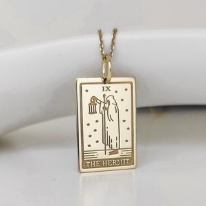 14K Gold Der Einsiedler Tarot Karten Anhänger, Spititual Halskette, personalisierte Anhänger, Tarot Karte Schmuck, Frauen Zierlicher Charme, Hexe Gold Anhänger