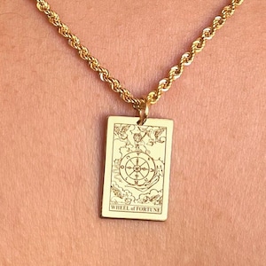 Collar de Rueda de la Fortuna en oro de 14 quilates, colgante de adivina, amuleto personalizado de carta del tarot, amuleto de la buena suerte del tarot, collar de ciclos de la vida