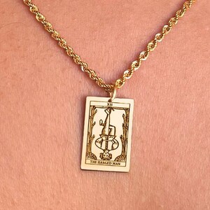 Collier de cartes de tarot pendu en or 14 carats, pendentif jeu de cartes de tarot, breloque de journal de tarot, bijoux de jeu de cartes de tarot, pendu tarot, collier wicca