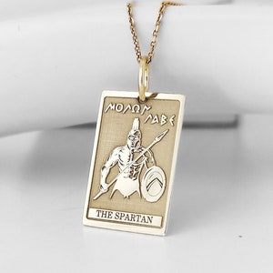 14K massief gouden Spartaanse krijger tarotkaartketting, oude Griekse vechterhanger, 300 Spartaanse charme, gepersonaliseerde groene krijgersieraden