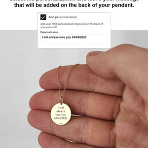 Peut inclure: Un pendentif circulaire en or avec le texte grav&eacute; I will always love you 03/04/2023 et le nombre 585. L'image contient le texte FREE Backside Engraving! Select the personalization and leave your message that will be added on the back of your pendant.