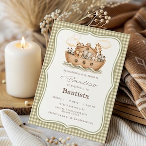 Puede incluir: Una tarjeta de invitación rectangular con borde de cuadros vichy en verde salvia y una ilustración en acuarela de un arca con animales. El texto dice ACOMPAÑANOS A CELEBRAR EL Bautizo DE NUESTRO HIJO Bautista SÁBADO 17 MAYO 2:00 PM IGLESIA SAN NICOLÁS.