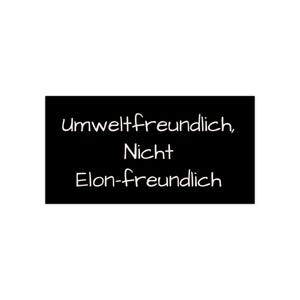 以下が含まれることがあります： 黒地に白黒のテキストで「Umweltfreundlich, Nicht Elon-freundlich」と書かれています。
