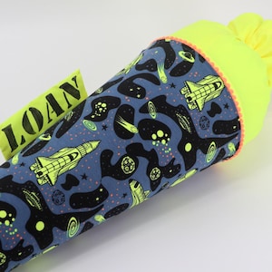 Cône scolaire en tissu personnalisé avec nom - Neon Space