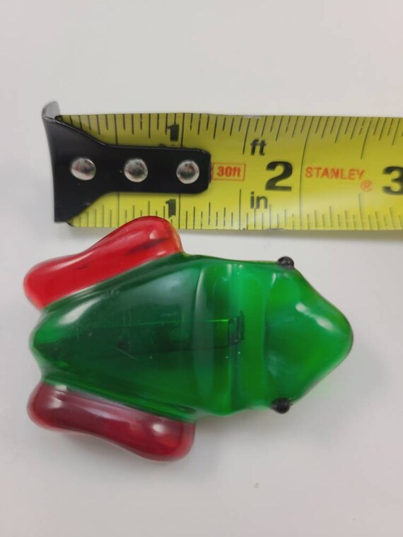 Carved Lucite Frog pin in green and red. 50's-60's - image 5