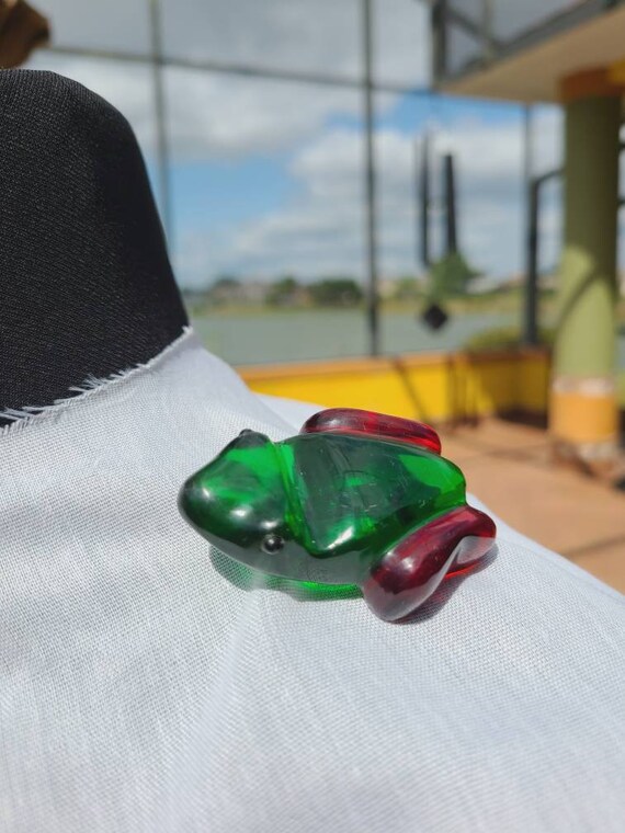 Carved Lucite Frog pin in green and red. 50's-60's - image 4