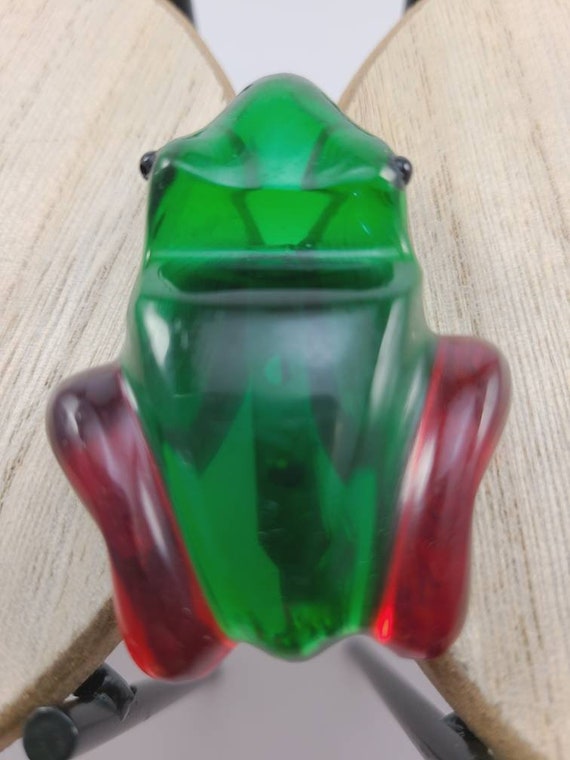 Carved Lucite Frog pin in green and red. 50's-60's - image 3