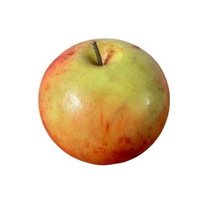 Könnte beinhalten: Ein roter und gelber Apfel mit einem braunen Stiel. Der Apfel hat eine glatte, glänzende Oberfläche.