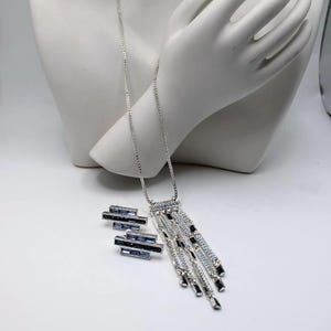 Conjunto vintage firmado de NAPIER, impresionante collar azul cascada y pendientes con cierre de rosca, estilo Art Deco Revival.