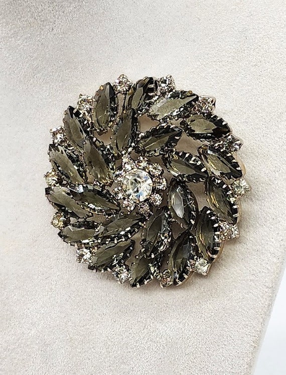 Vintage Smoky Gray and Clear Rhinestone Brooch in… - image 7