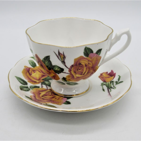tasse à thé et soucoupe anglaise vintage -Queen Anne Anniversary Rose, Anniversary Rose Bone China Pattern Teacup & Saucer par Queen Anne England