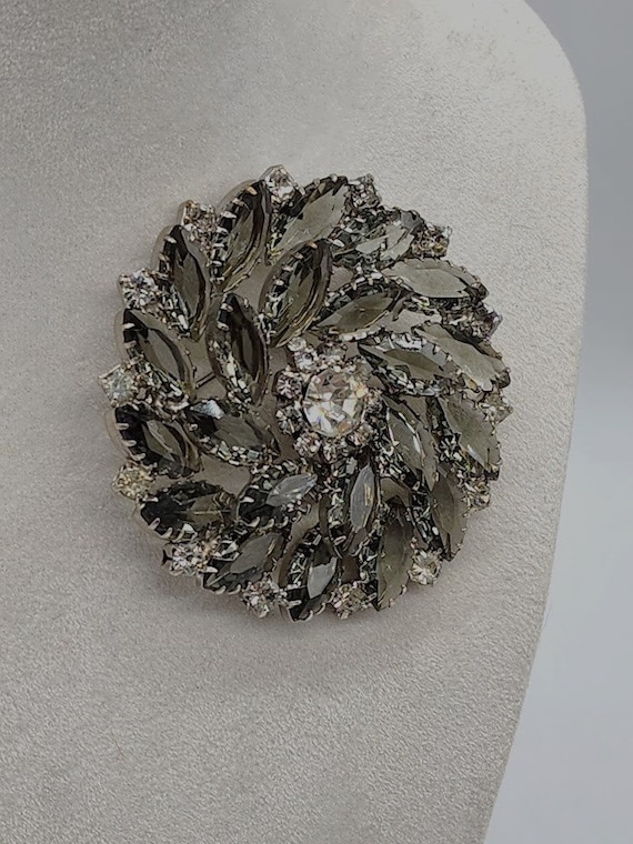 Vintage Smoky Gray and Clear Rhinestone Brooch in… - image 9