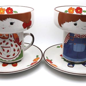 Juego de vajilla infantil apilable vintage de Interpur, Niña Fresa, Niño Campesino