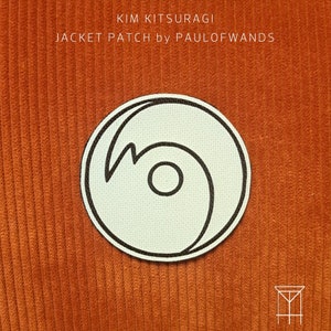 Könnte beinhalten: Weißer Stoff-Patch mit schwarzem Umriss eines stilisierten Wellendesigns. Der Text "KIM KITSURAGI JACKET PATCH by PAULOFWANDS" befindet sich über dem Design.