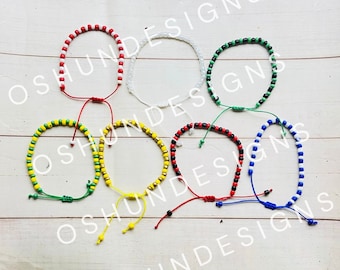 Puede incluir: Seis pulseras de cuentas de colores con cierres ajustables de cuerda. Las pulseras presentan diferentes combinaciones de colores, incluyendo rojo y blanco, verde y amarillo, negro y rojo, y azul y blanco.