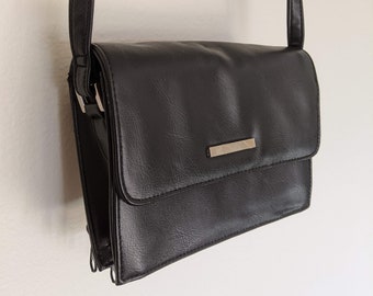 Black leather crossbody 90s purse by Cherokee