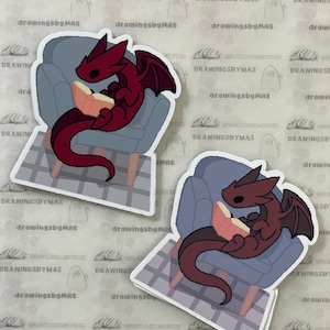 Gemütlicher Drache mit Buch Aufkleber, Fantasy Aufkleber, Laptop Aufkleber, Bücherwurm Aufkleber, gemütliche Lektüre, Lesergeschenk, Kawaii Drache