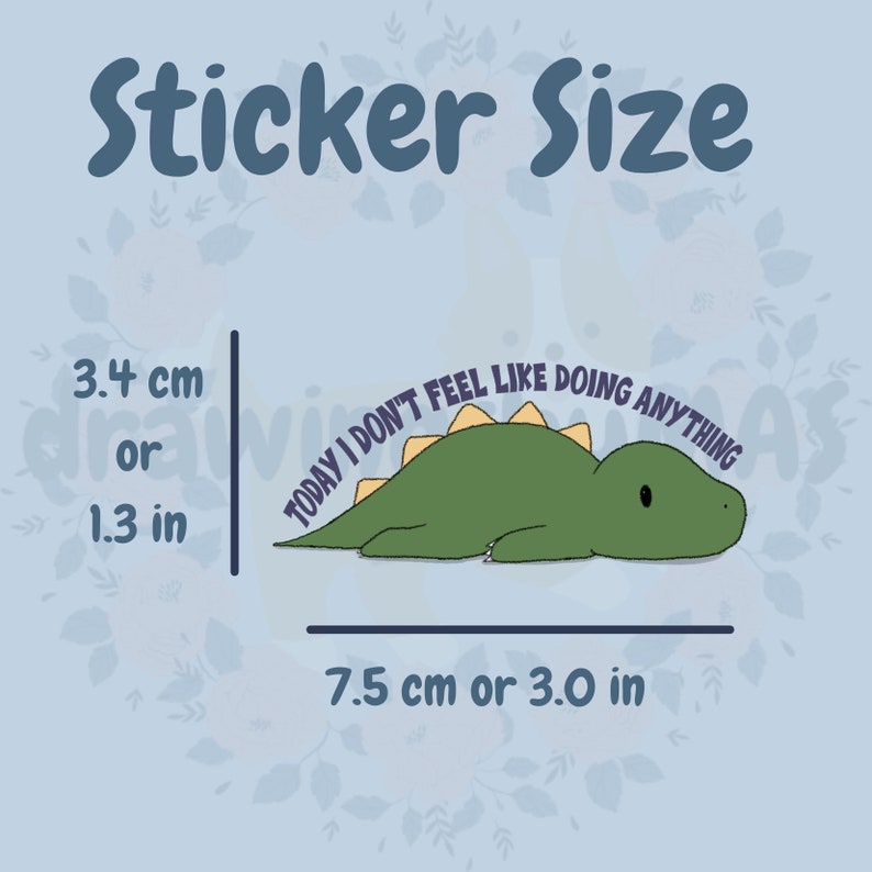 Puede incluir: Una pegatina de dinosaurio verde con el texto "TODAY I DON'T FEEL LIKE DOING ANYTHING". La pegatina mide 7,5 cm de largo y 3,4 cm de alto. La pegatina est&aacute; sobre un fondo azul claro con las palabras "Sticker Size" en la parte superior.