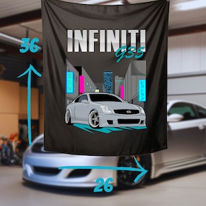 Peut inclure: Drapeau noir avec un graphique blanc d'une Infiniti G35 argentée conduisant dans une ville la nuit. Le texte "INFINITI G35" est au-dessus de la voiture. Le drapeau mesure 91 cm de haut et 66 cm de large.