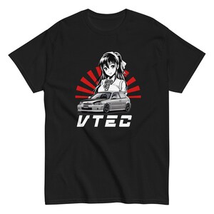Puede incluir: Camiseta negra con un gráfico blanco de un Honda Civic plateado con un sol naciente rojo y blanco detrás. El coche tiene la palabra "VTEC" impresa en la parte trasera. Una chica de anime de dibujos animados con cabello rojo y una camisa blanca está de pie frente al coche.