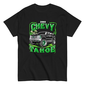 Camiseta clásica unisex con llamas y calavera verde brillante de Chevy Tahoe negra