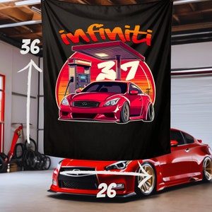 Peut inclure: Une tapisserie noire et rouge représentant une voiture rouge avec le mot "Infiniti" et le numéro "37" en texte blanc. La voiture est représentée à une station-service avec un coucher de soleil en arrière-plan.