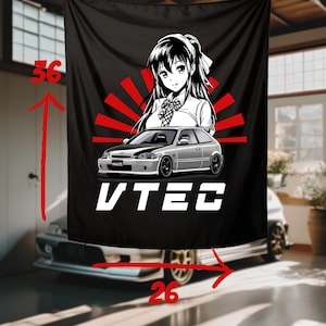 Peut inclure: Drapeau noir et blanc avec une fille d'anime de dessin animé portant une chemise blanche et un nœud rouge. La fille est debout devant une Honda Civic argentée avec le texte "VTEC" imprimé sous la voiture. Le drapeau mesure 91,44 cm de haut et 66,04 cm de large.
