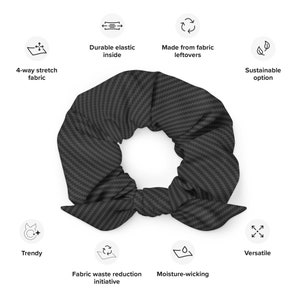 Peut inclure: Un chouchou noir et gris en tissu recyclé avec un motif en fibre de carbone. C'est un accessoire tendance et durable.