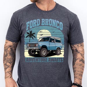Maglietta vintage anni '60 Bronco Adventure Awaits – Maglietta grafica retrò off-road rovinata per gli amanti dell'aria aperta