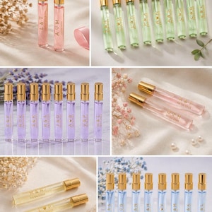 Peut inclure: Plusieurs flacons de parfum miniatures personnalisés avec des bouchons dorés. Les flacons contiennent des liquides colorés, notamment rose, vert, jaune et bleu. Chaque flacon porte des initiales et des dates, suggérant des cadeaux de mariage.