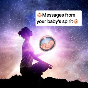 Pode incluir: Uma mulher sentada em uma postura meditativa com os olhos fechados, em frente a ela um orbe brilhante contendo um feto. O fundo é um céu noturno estrelado com o texto "Mensagens do espírito do seu bebê" acima da mulher.