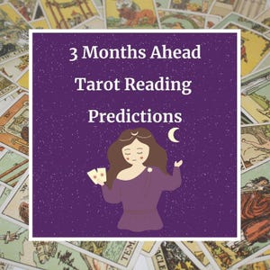 Op de afbeelding: Een paarse afbeelding met de tekst "3 Months Ahead Tarot Reading Predictions". Een illustratie van een vrouw in een paarse jurk die tarotkaarten vasthoudt, is te zien. Een halve maan is ook afgebeeld. Tarotkaarten op de achtergrond.