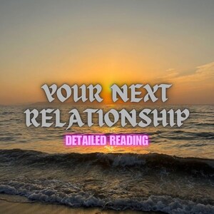 以下が含まれることがあります： 海に沈む夕日の画像。白で「YOUR NEXT RELATIONSHIP」、ピンクで「DETAILED READING」と書かれています。空は黄色からオレンジ色に変わり、水面には小さな波があります。