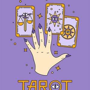 Op de afbeelding: Een hand met paarse nagellak houdt drie tarotkaarten vast met illustraties van een zwaard, een zon met een oog en een ster met een oog. De kaarten bevinden zich op een paarse achtergrond met gele sterren. Het woord "TAROT" is geschreven in gele letters met een oog in de "O".