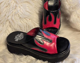 Sandalias de plataforma vintage Harley Davidson con estampado de llamas rojas