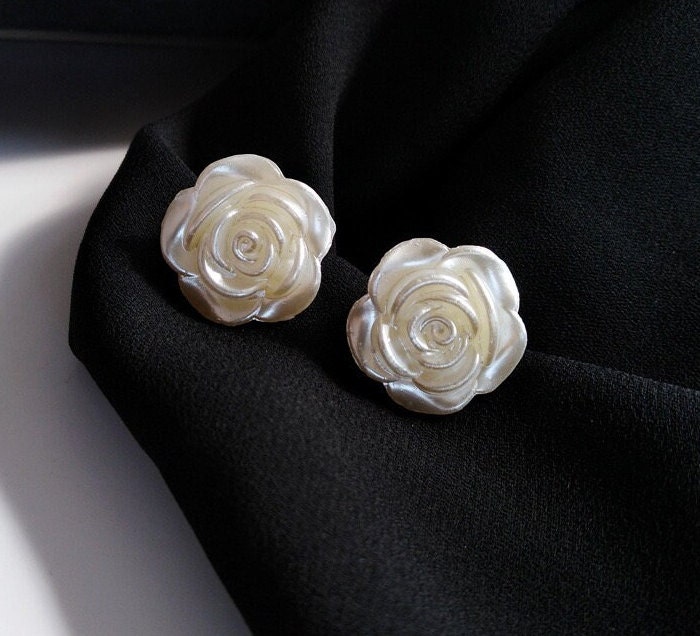 Fashion Acrylic Pearl Flower Earrings for Women Small Fragrance White  Camellia Stud Earrings 2022 Women's Jewelry