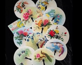 Abanico plegable de papel chino con mango de metal, estilo vintage de mediados de siglo.