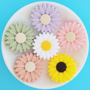 Perline in silicone a forma di margherita da 30 mm, perline in silicone a forma di girasole, perline in silicone all'ingrosso, perline in silicone a forma di fiore all'ingrosso