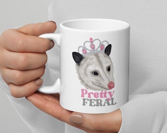 Hübsche Feral Opossum Tasse | Opossum Tasse | Feral Girl | Kuscheliges Critter | Prinzessin Tasse | Lustige Opossum Tasse