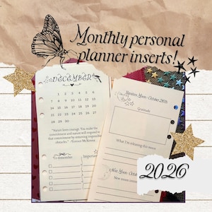 Op de afbeelding: Maandelijkse persoonlijke planner inserts met een decemberkalender, maanfasen en ruimte voor notities. Het ontwerp bevat een vlinderillustratie, steraccenten en het jaar 2020.