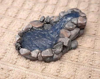 Miniatur-Teppich mit zauberhaftem Wasserfall-Moos-Terrarium