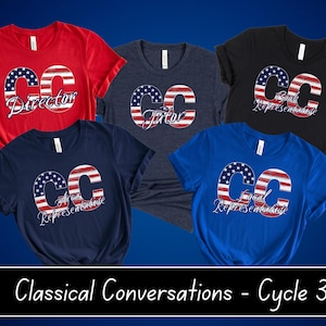 Pode incluir: Cinco camisetas em vermelho, azul marinho, preto, azul e cinza mesclado. Cada camisa apresenta um design com as letras "CC" preenchidas com um padrão de bandeira americana e um título abaixo. O texto "Classical Conversations - Cycle 3" está na parte inferior.