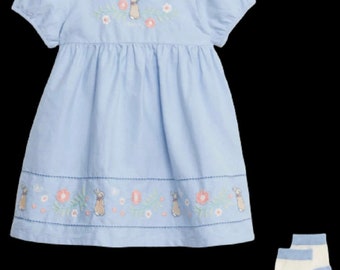 Vintage babymeisjes jurk van zachte blauwe stof en bijpassende sokken