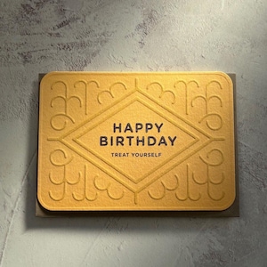 Biglietto di auguri di buon compleanno con crema pasticcera e biscotti (papà, marito, amico, fratello, figlio, figlia, mamma)
