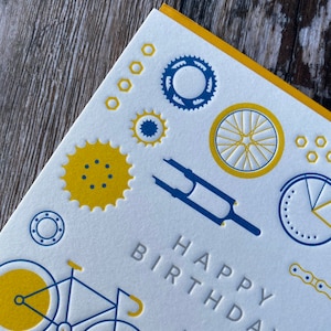 Cartão de felicitações estilo impressão tipográfica de feliz aniversário para ciclistas (pai, irmão, amigo, esporte)