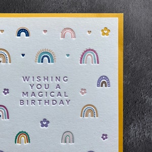 Joyeux anniversaire arc-en-ciel (anniversaire magique) carte typographique (maman, sœur, amie, fille)
