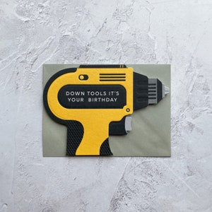 Carte typographique joyeux anniversaire bricoleur (papa, mari, grand-père, ami) Down Tools