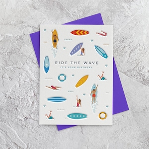 Tarjeta de felicitación de cumpleaños con estilo tipográfico de surfista (papá, hermano, hermana, amigo, deportista acuático)